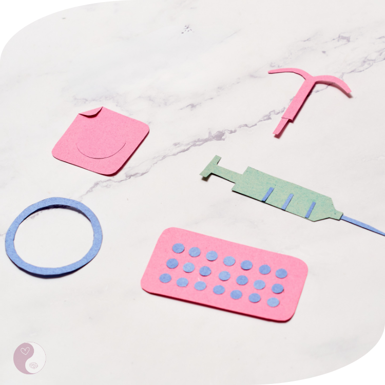 hormonelle-verhuetung-papiersymbole Papiersymbole für hormonelle Verhütung wie Pille, Spirale und Spritze